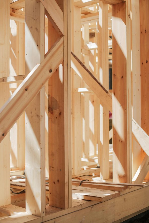 Construire une maison en bois : guide complet et conseils pratiques